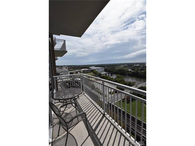 Vista hacia el sur y el oeste desde el balcón. - 301 Virginia St Unidad Vistas on the James