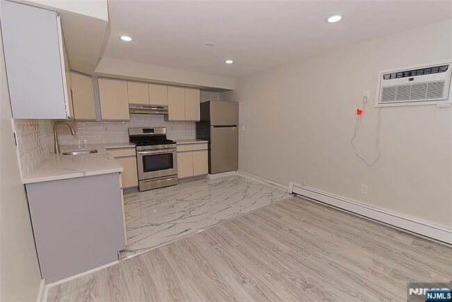 Photo - 380 Undercliff Ave