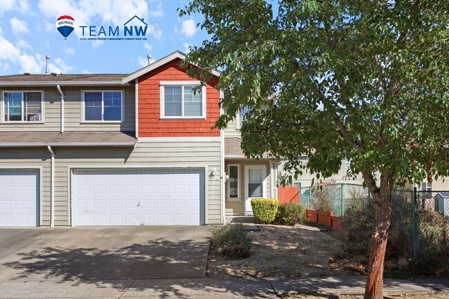 Building Photo - 3 bed, 2.5 bath with great room! N.Thursto... Rental