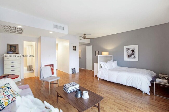 Photo - 880 NE 69th St Unidad 3J