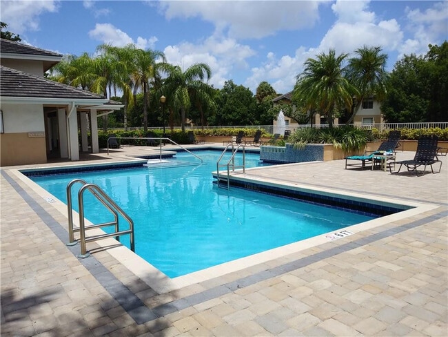 Building Photo - 9799 Westview Dr Unit 1012