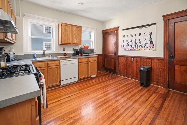 Building Photo - 822 Centre St Unit 3