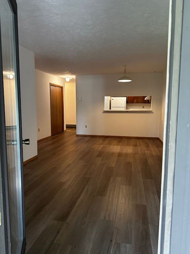 Building Photo - Fresh Paint and New Flooring!   Great loca... Unit 12 Rental