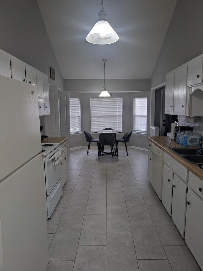 Photo - 627 Trevor St