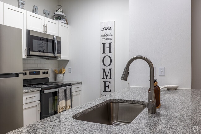 1BR, 1BA - 674SF - Kitchen