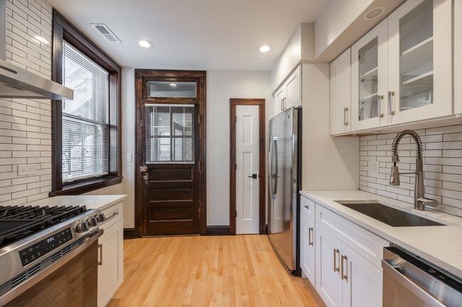 Building Photo - 6411 N Talman Ave Unit 301