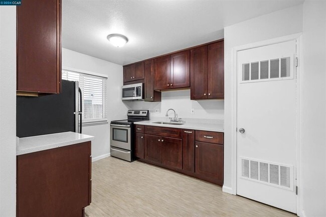 Photo - 1417 Berrellesa St