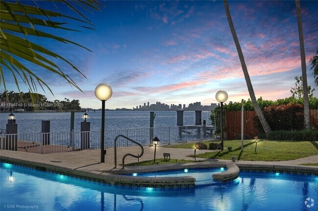 Building Photo - 1570 Bay Dr Rental