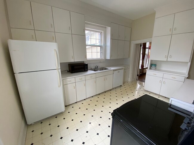 Kitchen - 621 E 13th Ave Unit 621