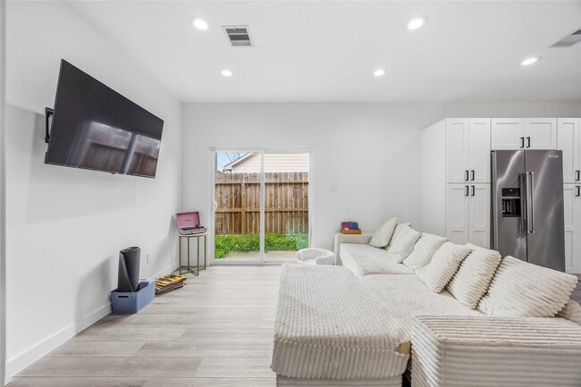 Photo - 8614 Peachtree St