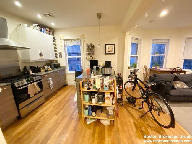 Building Photo - 9 Oswald St Unit 3