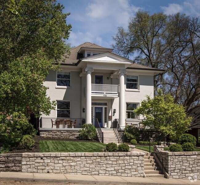 Building Photo - Elegant Fully Furnished 4BR/3.2BA Classic ... Rental