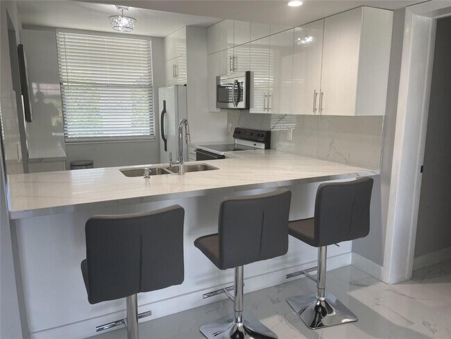 Photo - 1721 Whitehall Dr Unit 404