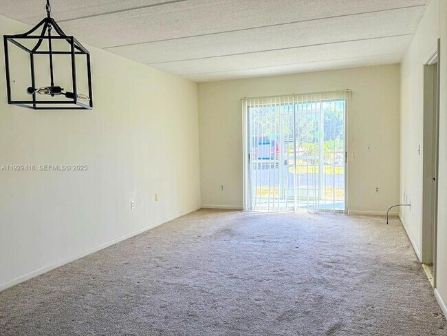 Photo - 649 S Tamiami Trl Unidad 112