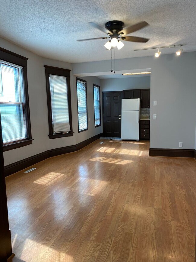 Photo - Spacious 2-Bed 1-Bath Unit Available in Minneapolis! Unit 1
