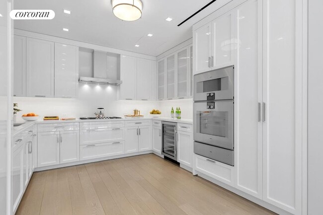 Photo - 40 E 72nd St