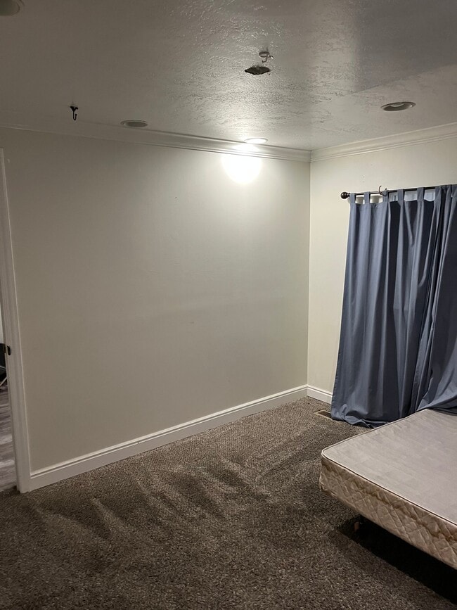 Photo - 765 RedMaple Rd E