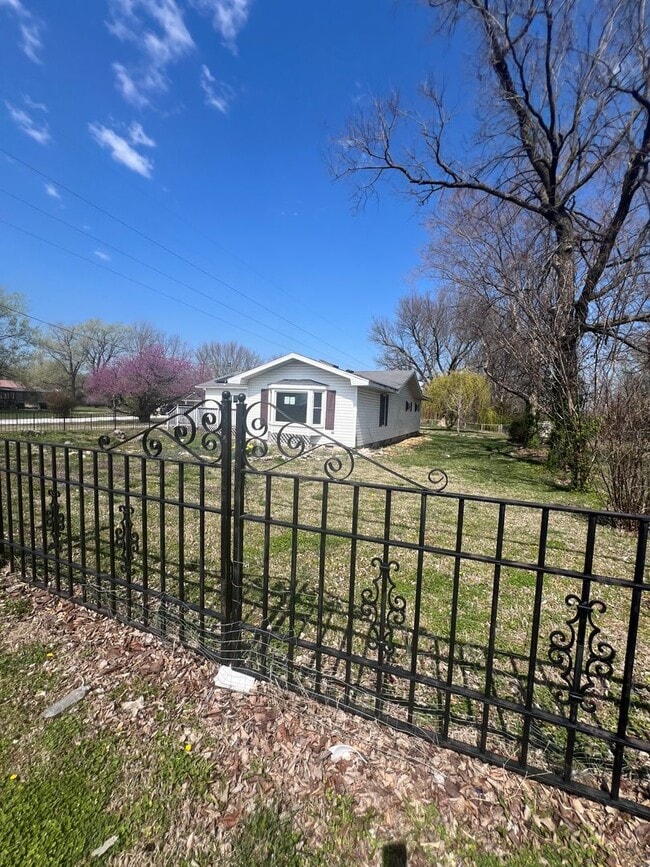 Photo - 3 bedrooms/2 bathrooms with detached 2 car...