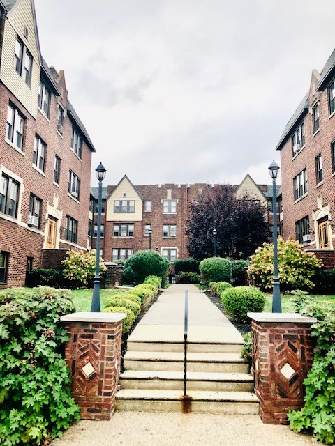 Ridley Manor Courtyard - Ridley Manor Apartments