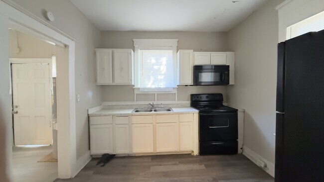 Photo - 1672 W 2nd St