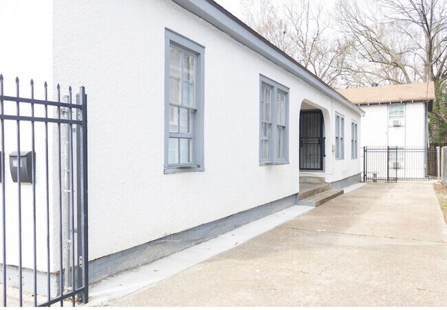 Photo - 2325 Spain St