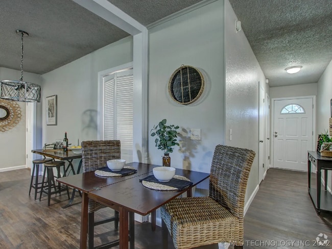 Building Photo - 4301 S Elm St Rental