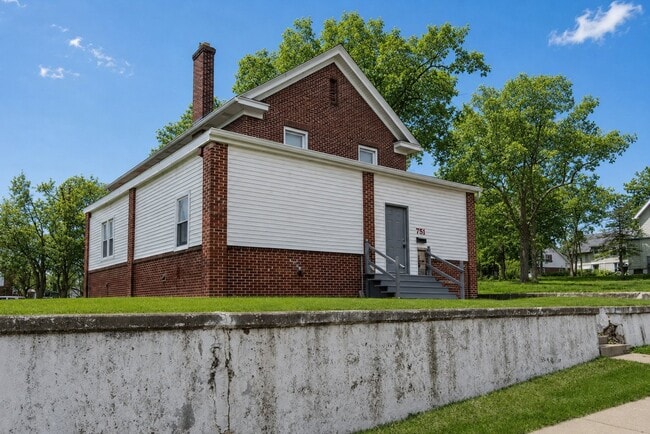 Photo - 751 Dupont St