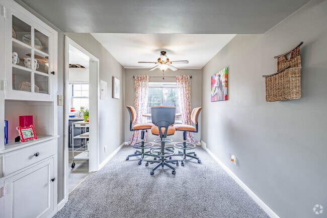 1BR, 1BA - 810SF - Dining Room - Daytona Village Apartments