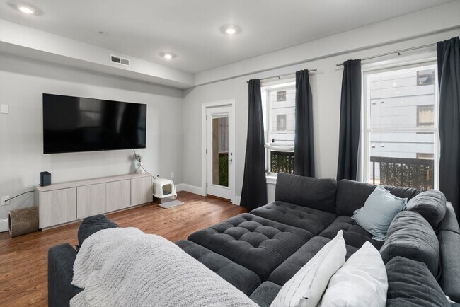 Photo - 338 Meridian St Unit 2