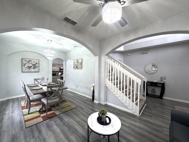 Photo - 736 Kildrummy Dr