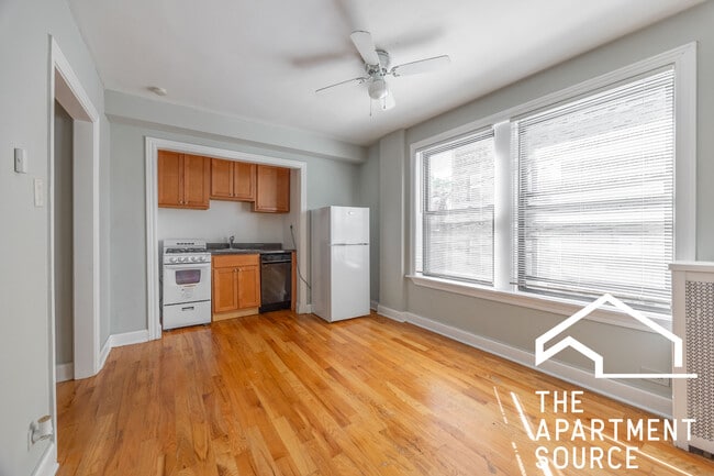 Building Photo - 737 W Belmont Ave Rental