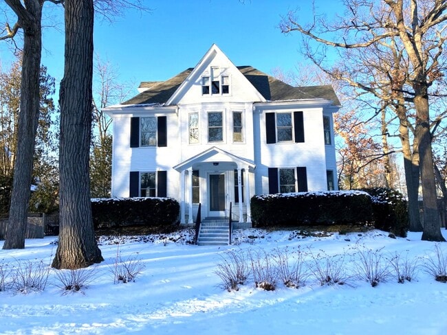 Building Photo - 544 Ravine Ave