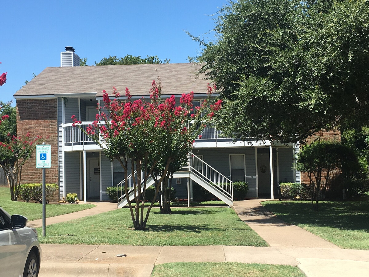 FEEL AT HOME AT LAKE SHORE VILLAS APARTMENTS - FEEL AT HOME AT LAKE SHORE VILLAS APARTMENTS