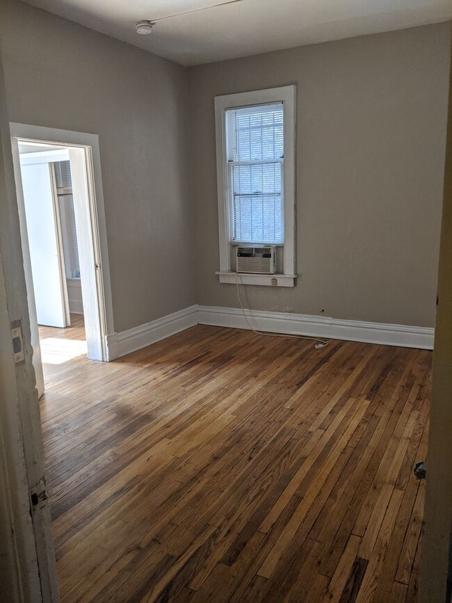 Photo - Charming Cap Hill 1 Bedroom w/ Claw Foot T... Unidad Apt 5