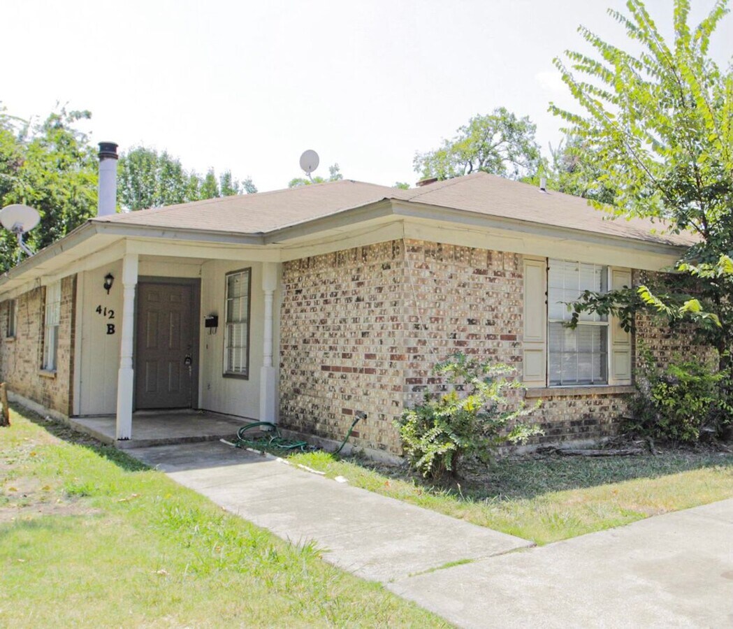 Photo - 412 Hollandale Cir House