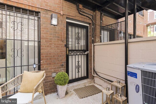 Building Photo - 1435 Corcoran St NW Unit 3