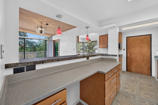 Photo - Cool Retro Rambler with daylight basement. 3 bedrooms 2 bathrooms. Beautiful West Kent Valley Vi...