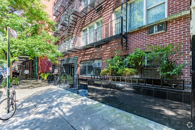 Photo - 180 Thompson St