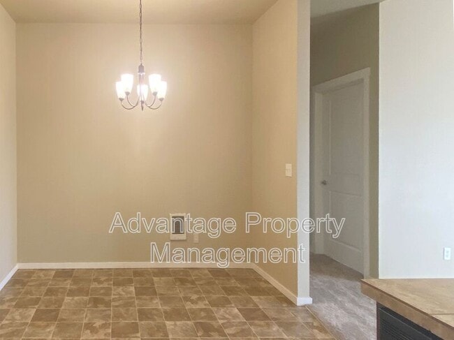 Photo - 537 Catron St N