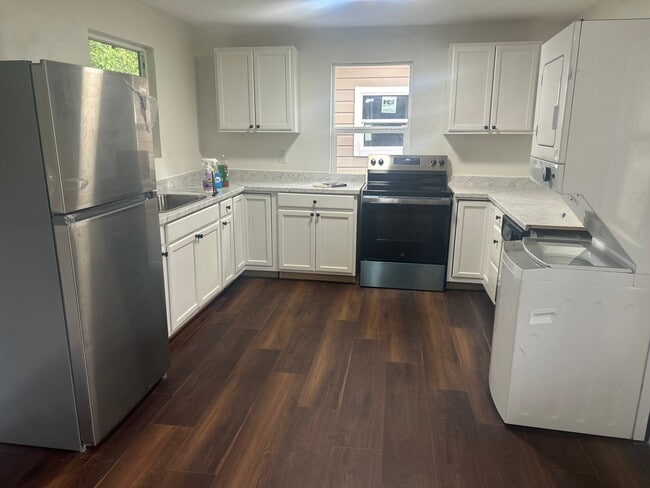 Photo - 326 W College St