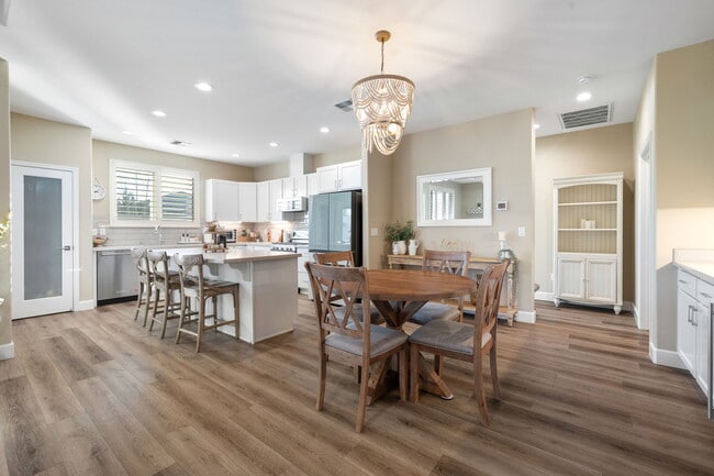 Photo - 638 Riverbed Cir