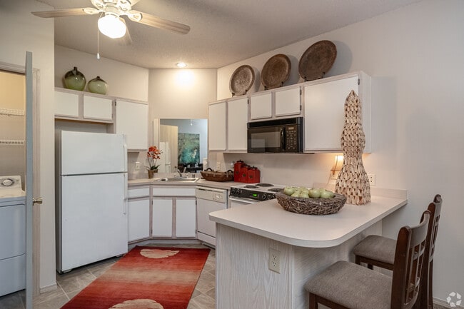 2BR, 2BA - 1,043SF - Kitchen