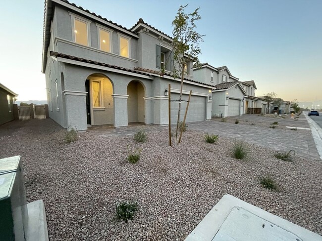 Building Photo - 5 Bed 3 1/2 Bath,  Beautiful home in gated community!