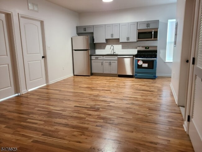 Building Photo - 6 E Washington Ave Rental