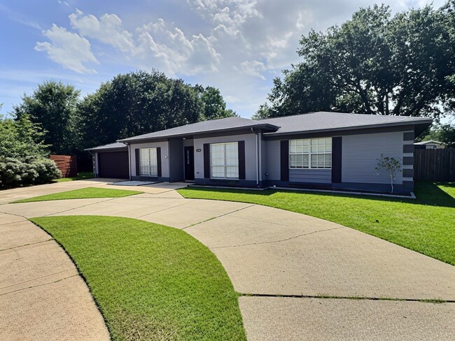 Spacious 3/2 Living in the Heart of Ocean Springs - Spacious 3/2 Living in the Heart of Ocean Springs