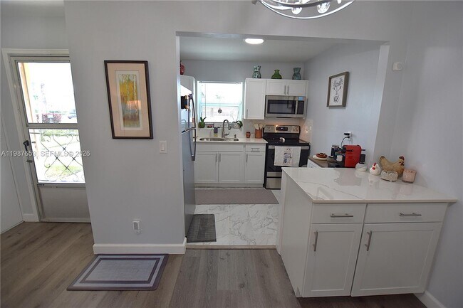 Photo - 2572 Emory Dr W