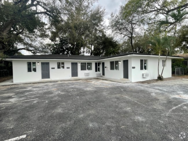 Building Photo - 516 NE 166th St Rental