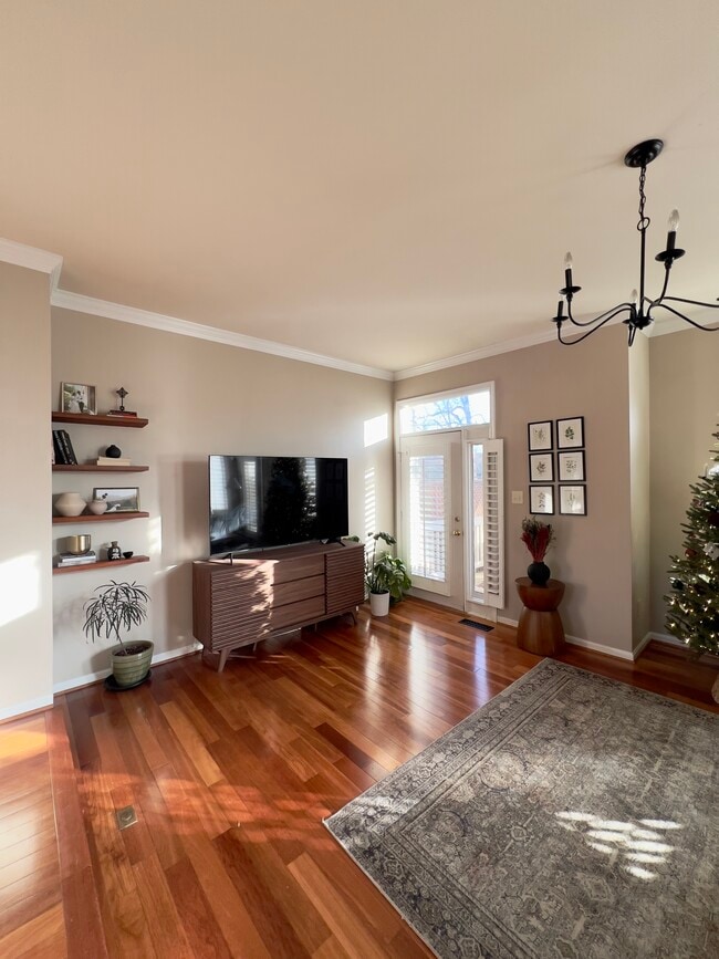 Living room - 111 E Colonial Dr