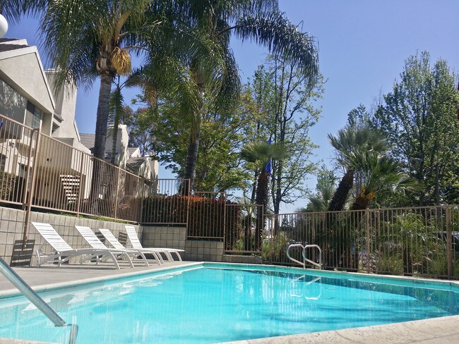 Swimming Pool - Lomita Court Apartments