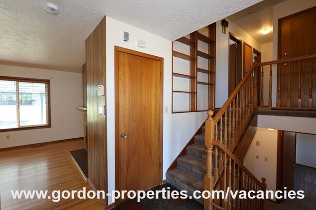 Photo - SE Molt St - Milwaukie mid-century split l...